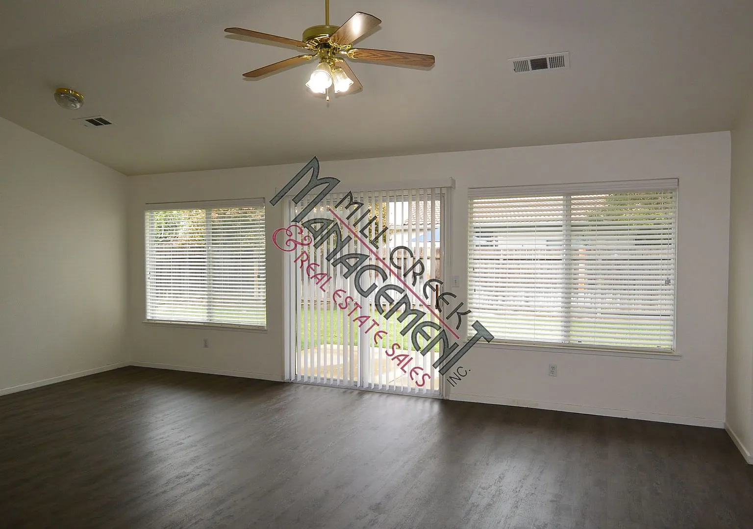 3 Bedroom 2 Bathroom Home in SW Visalia! Close to Shopping and Restaurants! — Photo 2