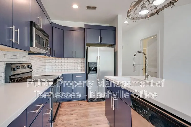 3 bed, 2.0 bath, 1443 sqft, $2,399 — Photo 2