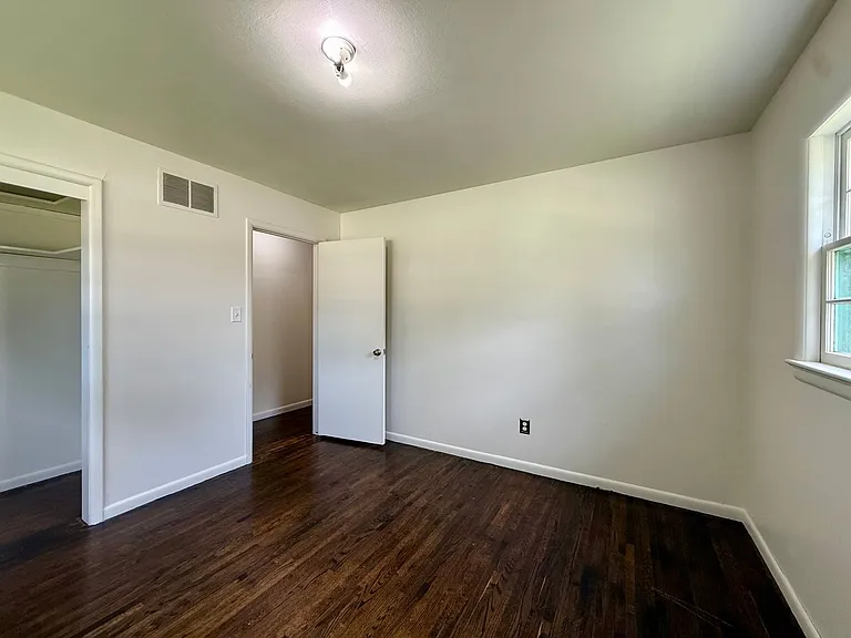 348 S Derby Ave — Photo 13