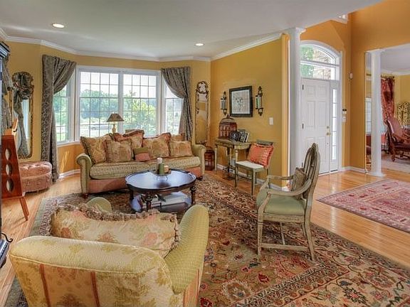 3rd image of 7 Winterberry Ct