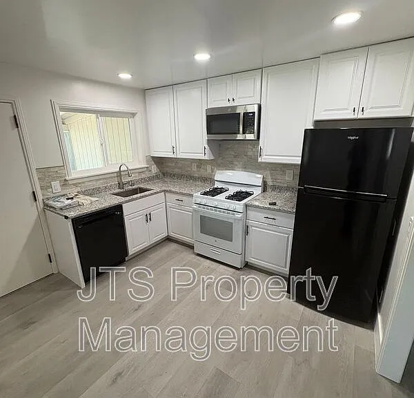 2440 Central Ave #B — Photo 6