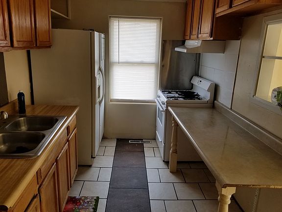 3rd image of 600 E Oak St