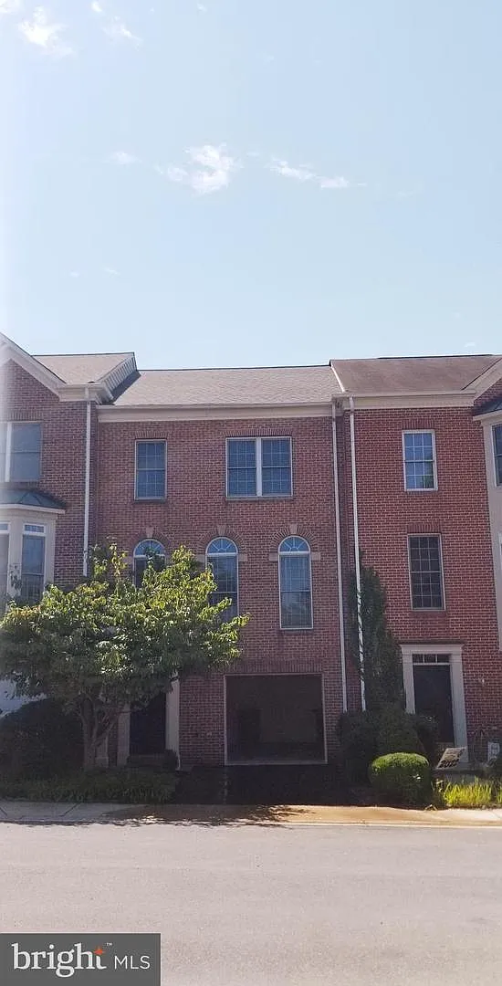 4 bed, 3.5 bath, 2204 sqft, $3,799 — Photo 2