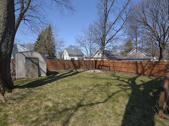 4th image of 1361 Portland Ave NE