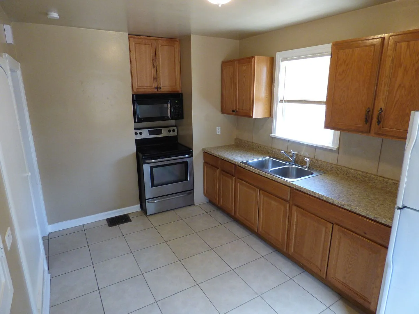 Charming Ranch Style Home In Elyria-Swansea With Fenced Yard And Garage — Photo 2