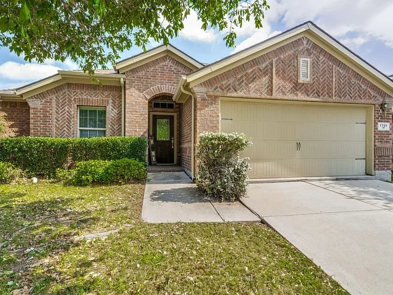 1701 Sparrow Ln — Photo 3