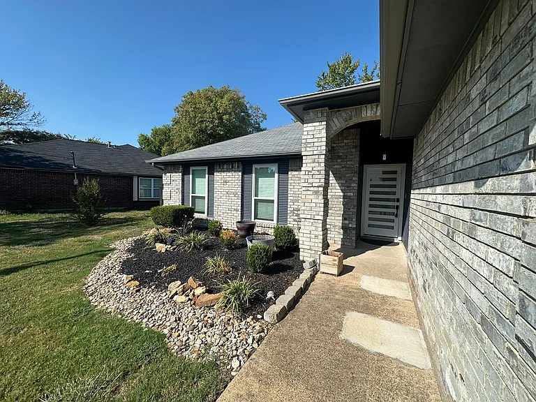 7814 Bob White Dr — Photo 3