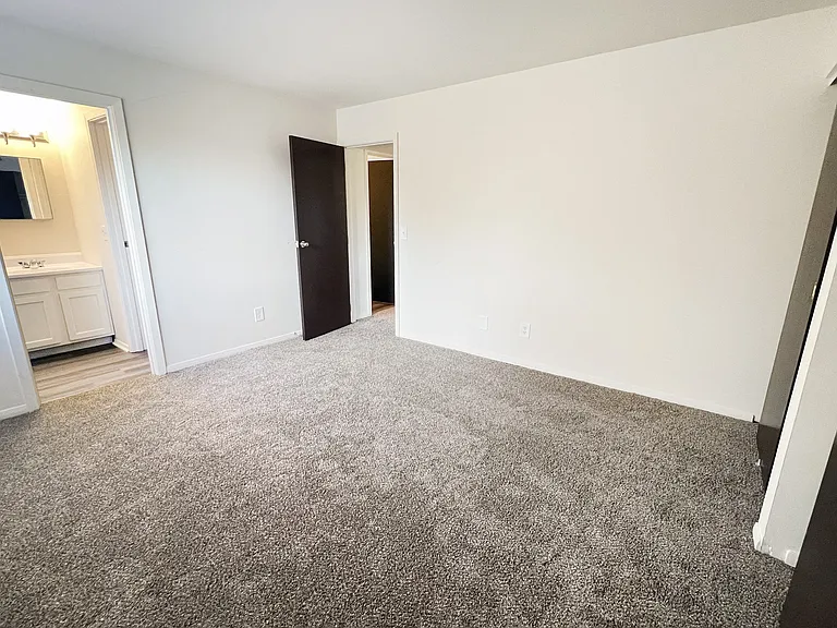 Four Worlds Apartments — Photo 71