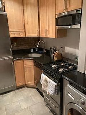 3rd image of 250 E 50th St APT 3A