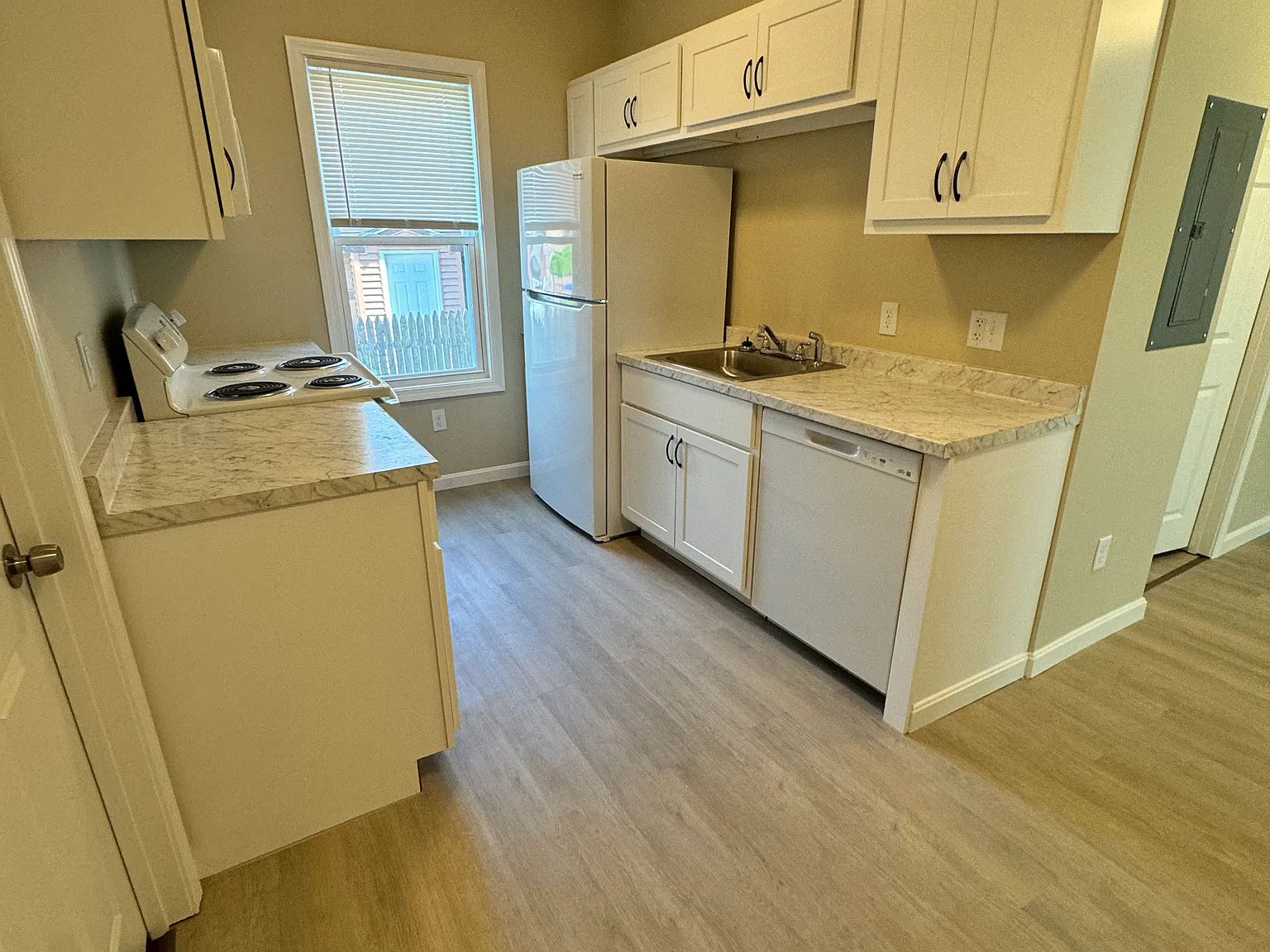 3 bed, 900 sqft, $2,300 — Photo 1