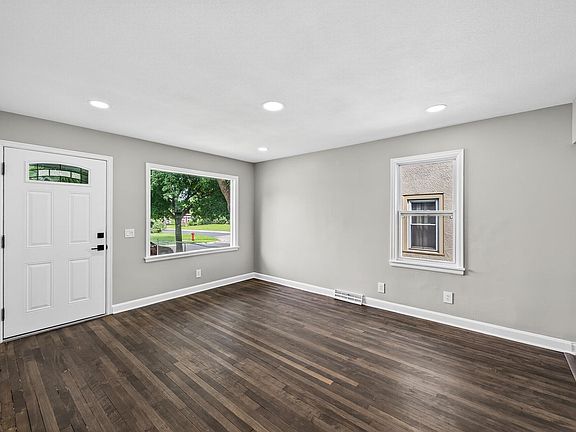 3rd image of 5055 6th St NE