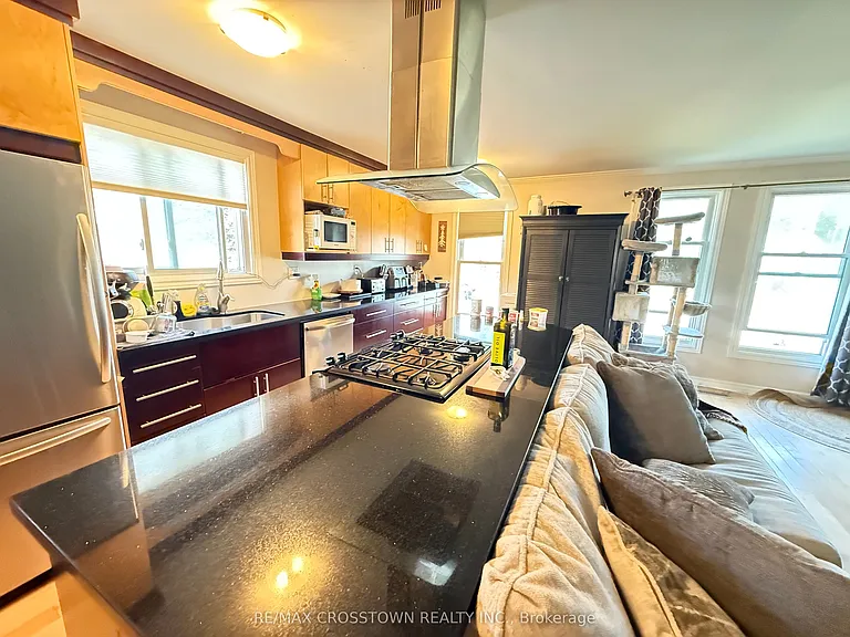 28 Austen Ln — Photo 6