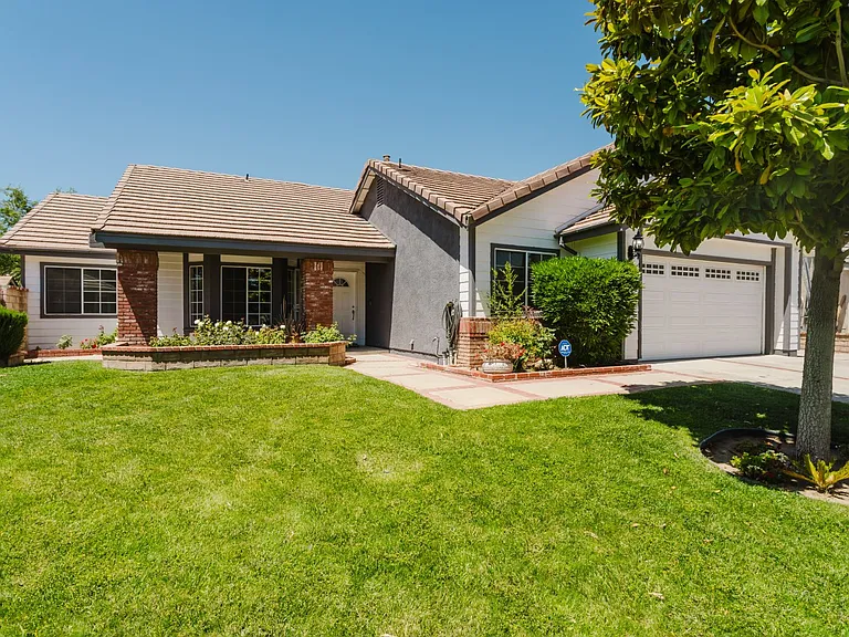 37347 Waterman Ave — Photo 1