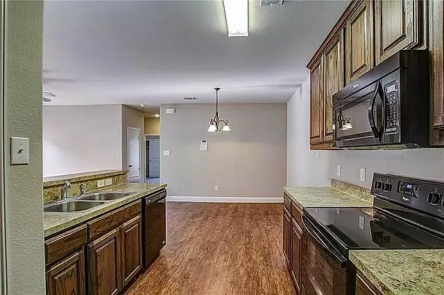 437 Canvas Ct — Photo 4