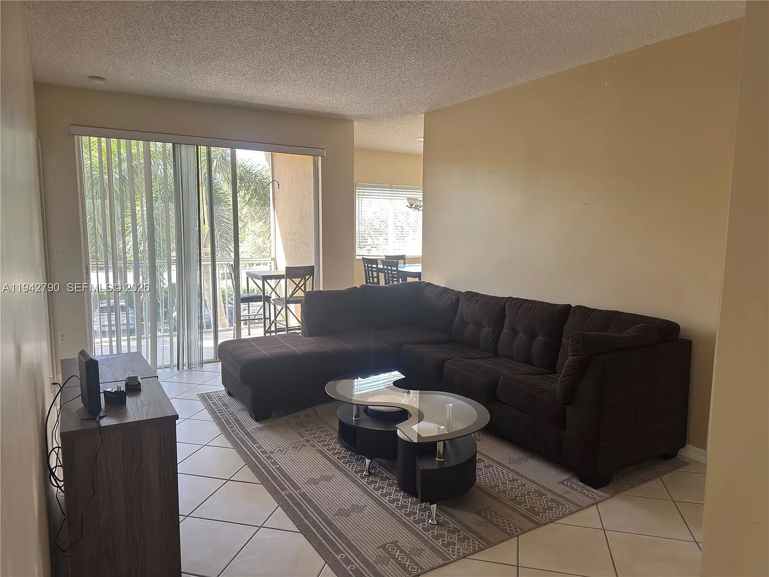 3 bed, 2.0 bath, 1247 sqft, $2,395 — Photo 2