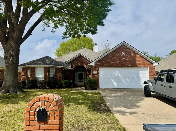 215 Springpark Dr, Arlington, TX 76014