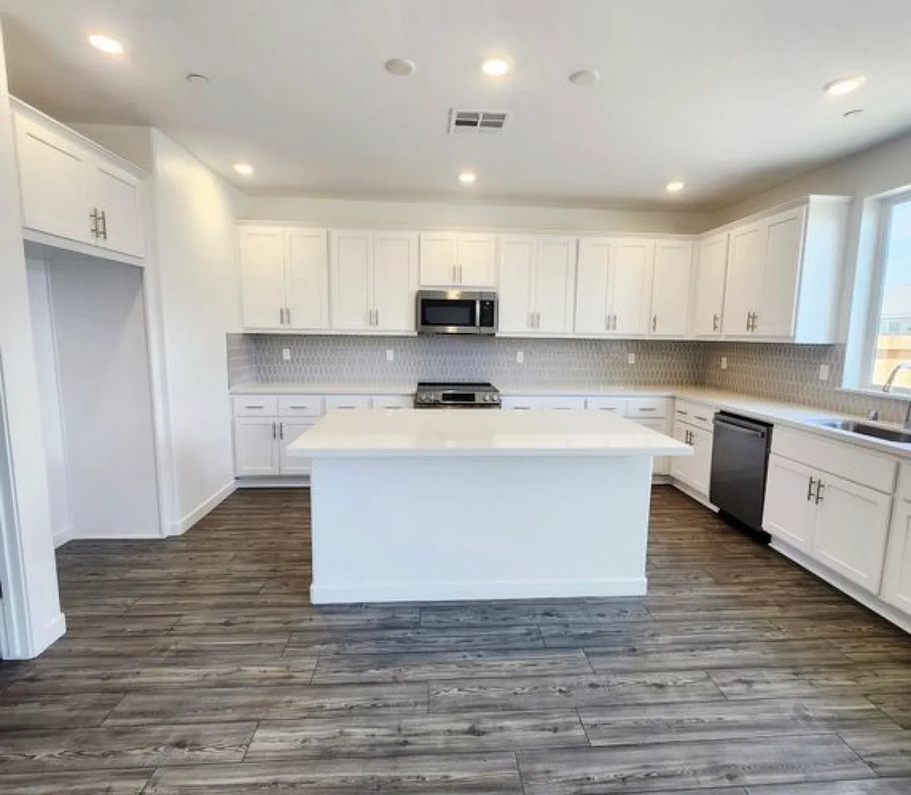 5 bed, 2725 sqft, $3,200 — Photo 3
