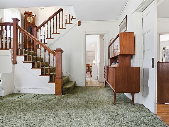 4th image of 242 Lexington Rd