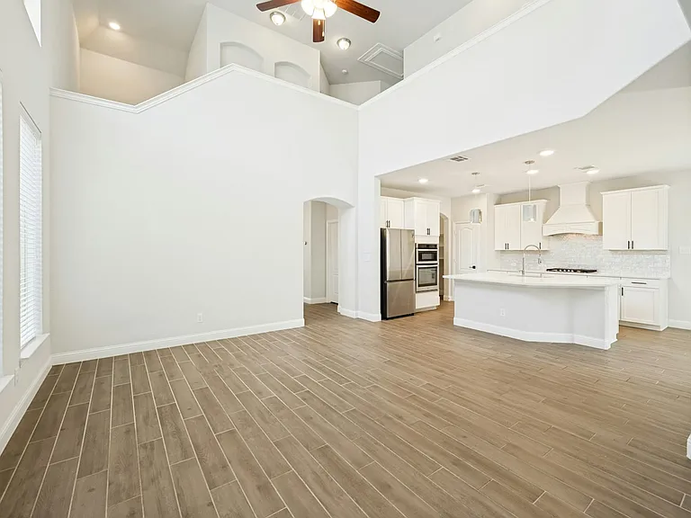 2125 Olivereta Dr — Photo 2