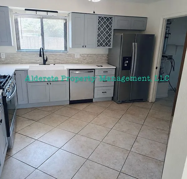 208 Cromwell Ave SE — Photo 3