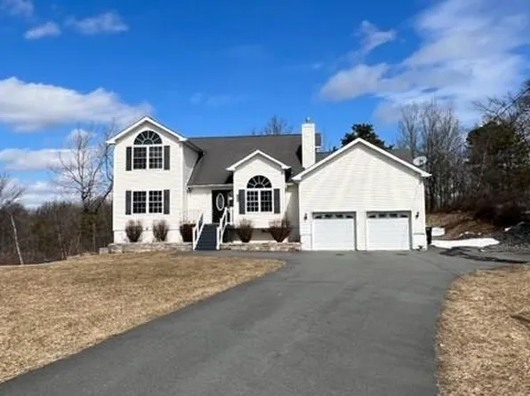 1095 Clover Rd, Long Pond, PA 18334
