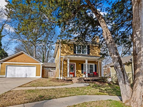 4th image of 4557 Spring St