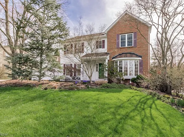 150 Senlac Hills Dr, Chagrin Falls, OH 44022