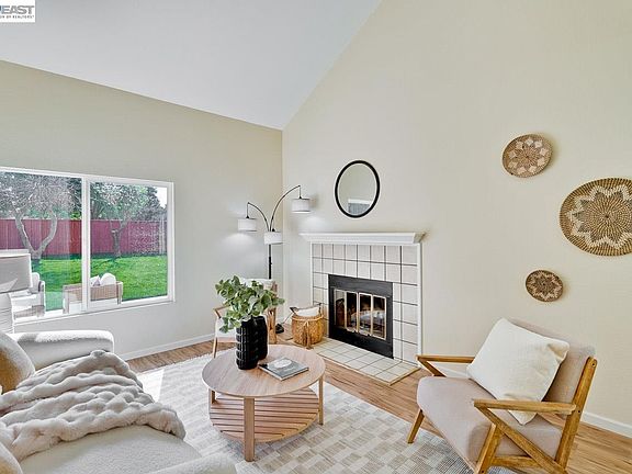 4th image of 4691 Rousillon Ave