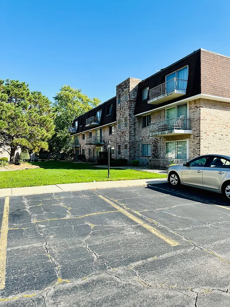 3237 S Manor Dr APT 212 photo 1