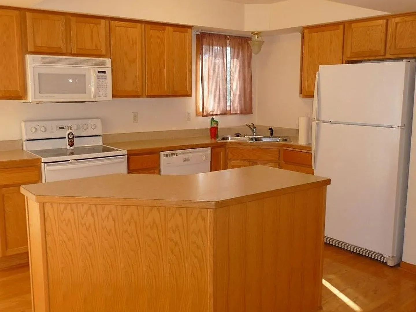 Spacious 3 Bed, 2 Bath Townhome — Photo 2