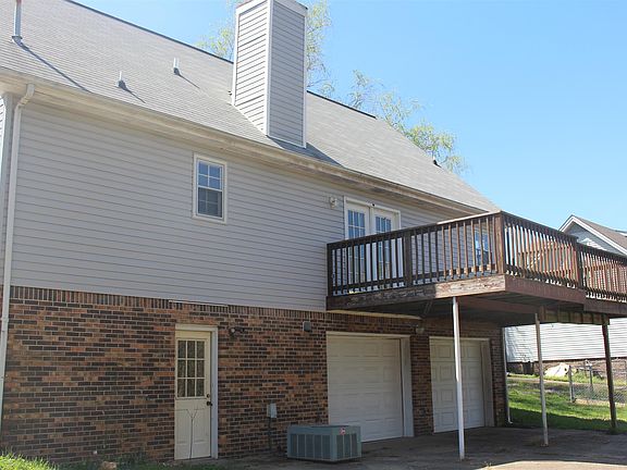 3rd image of 1009 Dominion Dr