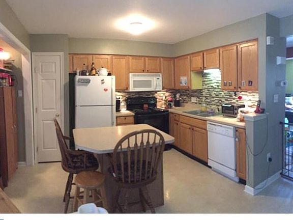 4th image of 305 Broad Meadow Dr