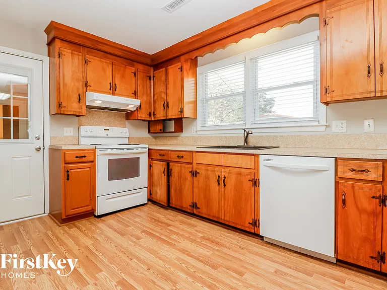 1448 Manor Blvd — Photo 7