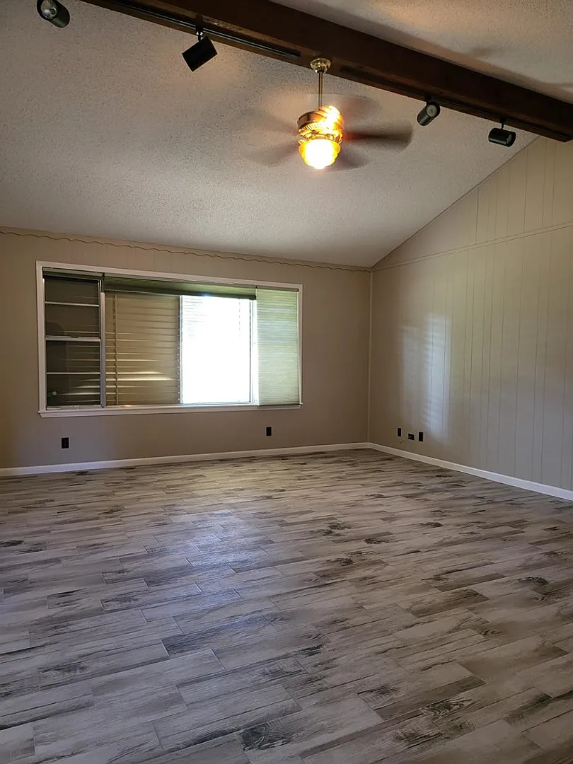 Very nicely renovated 3 bedroom 2 bath home — Photo 4