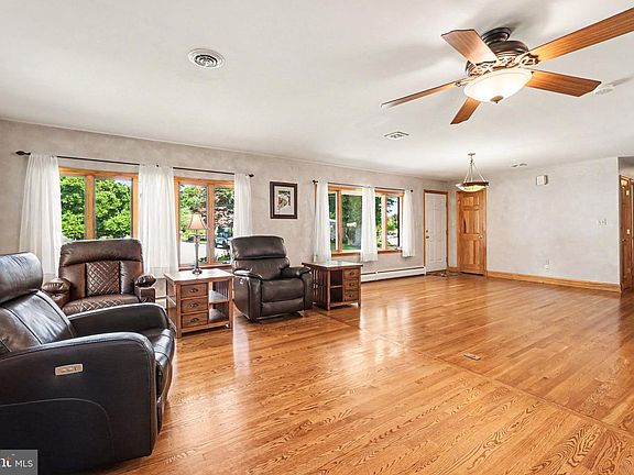 4th image of 302 Robin Rd
