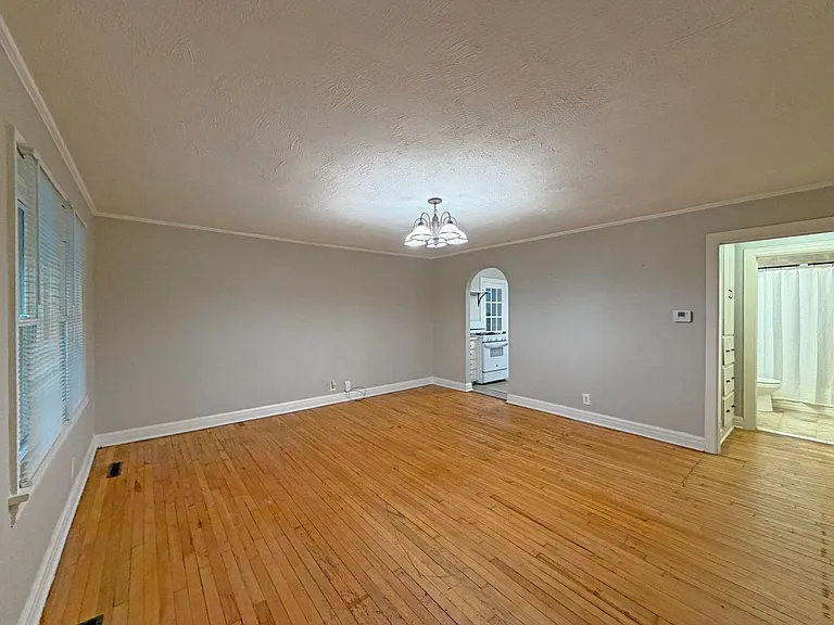920 N Pickwick Ave — Photo 2