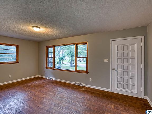 5th image of 5020 Lori Cir NW