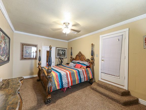 2nd image of 900 NE 4th Pl