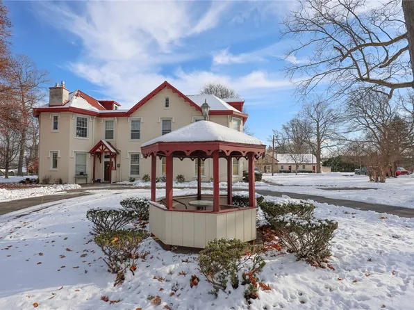 15 Brigham Hall, Canandaigua, NY 14424