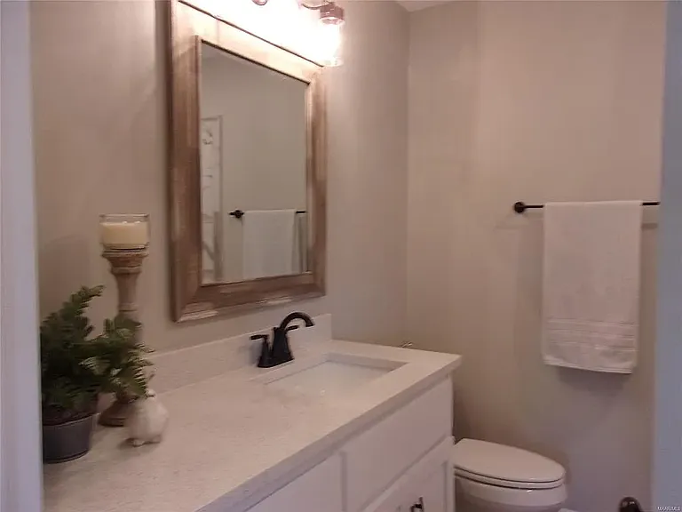 1102 Brooks Cir — Photo 17