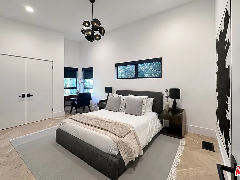 1541 Rising Glen Rd — Photo 18