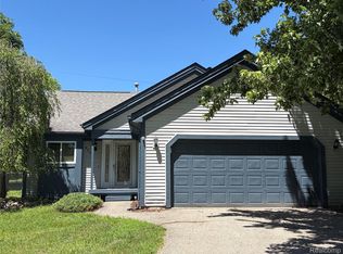 520 Springle Dr, Waterford, MI 48327
