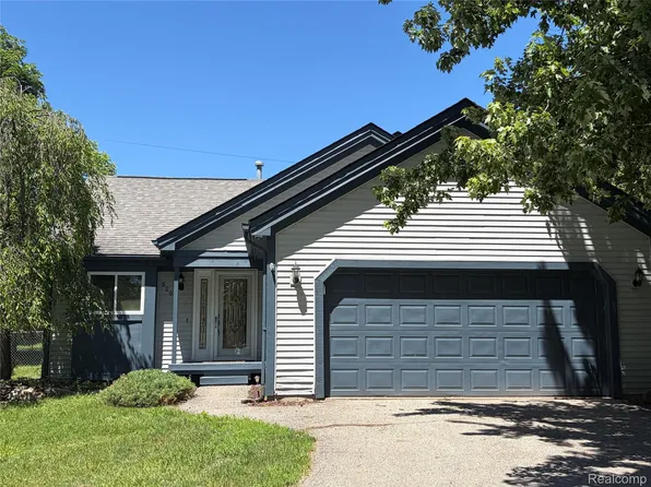 520 Springle Dr, Waterford, MI 48327
