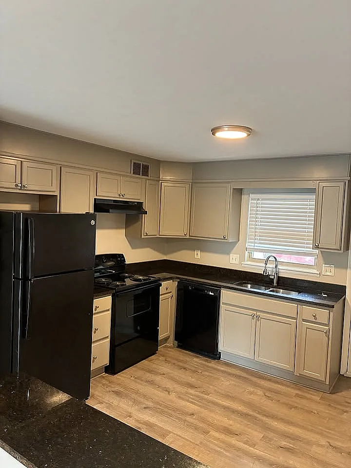 Crestline Court — Photo 2