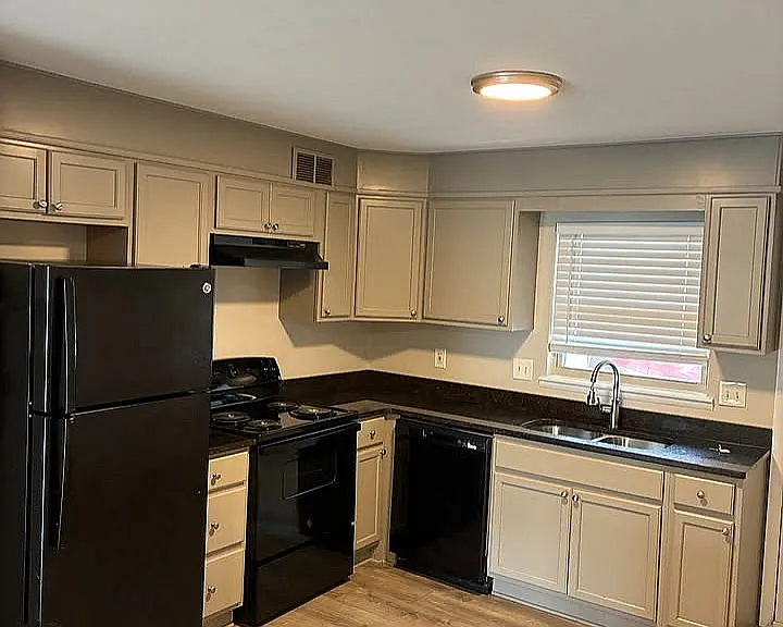 Crestline Court — Photo 2