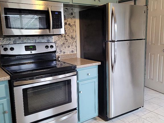 Kitchen Stove and Refrigerator
