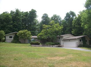 25 Locust Hill Dr, Rochester, NY 14618