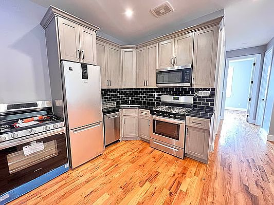 4th image of 2266 Pacific St #1R