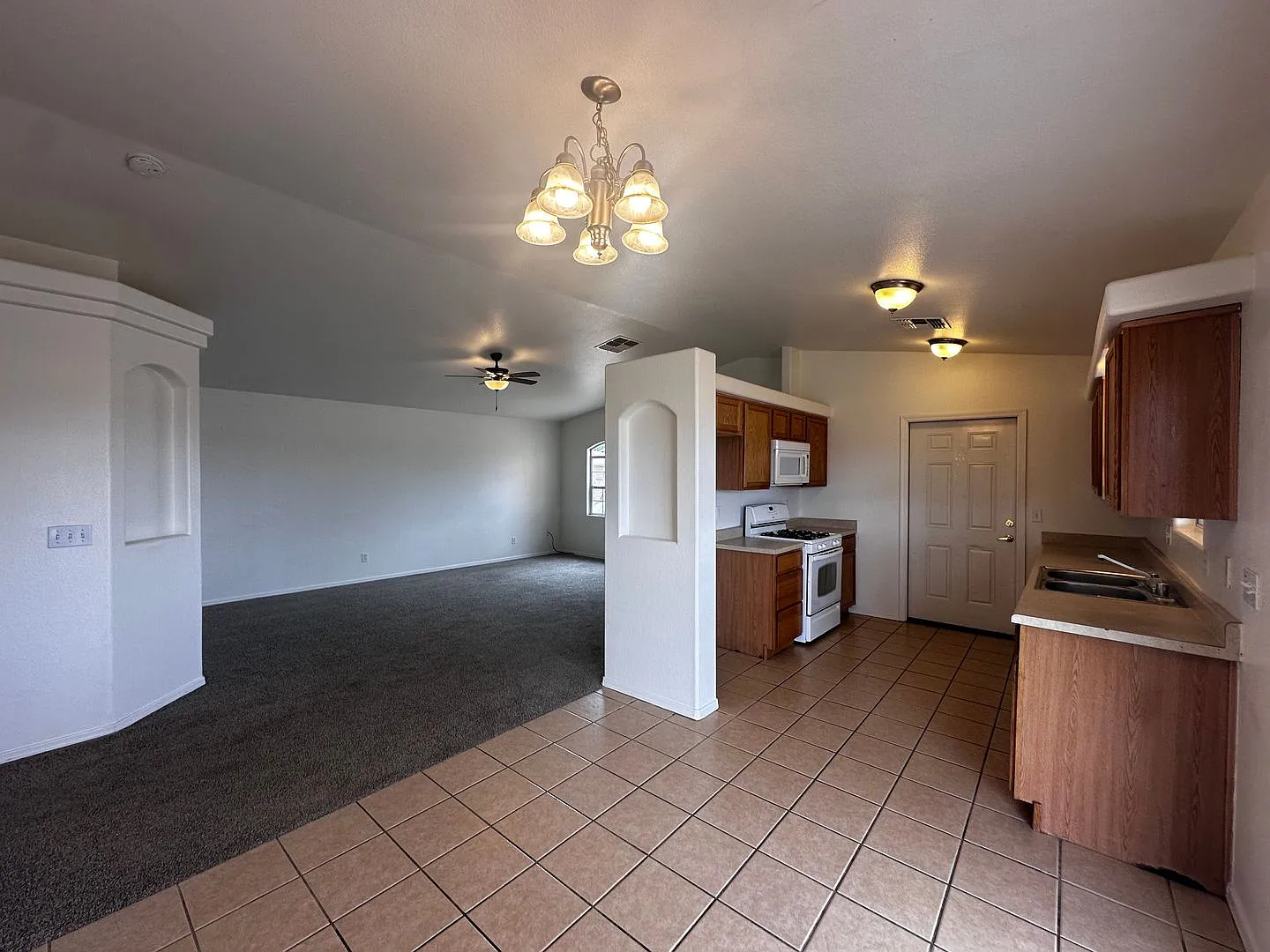 3 Bedroom 2 Bathroom Home — Photo 4