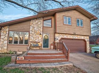 918 4th St, Baldwin City, KS 66006